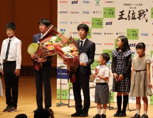 藤井聡太七冠へ小原和紙のうちわをプレゼント